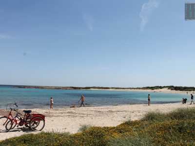 A sud di Torre Santa Sabina si trova Pantagianni, in passato zona molto paludosa (da qui deriva il suo nome). Oggi � stata in parte bonificata ed � una gradita e tranquilla localit� balneare costellata da villette residenziali. La spiaggia di Pantagianni � tra le pi� grandi di questa costa e presenta sabbia bianca e fine e un fondale basso e sabbioso